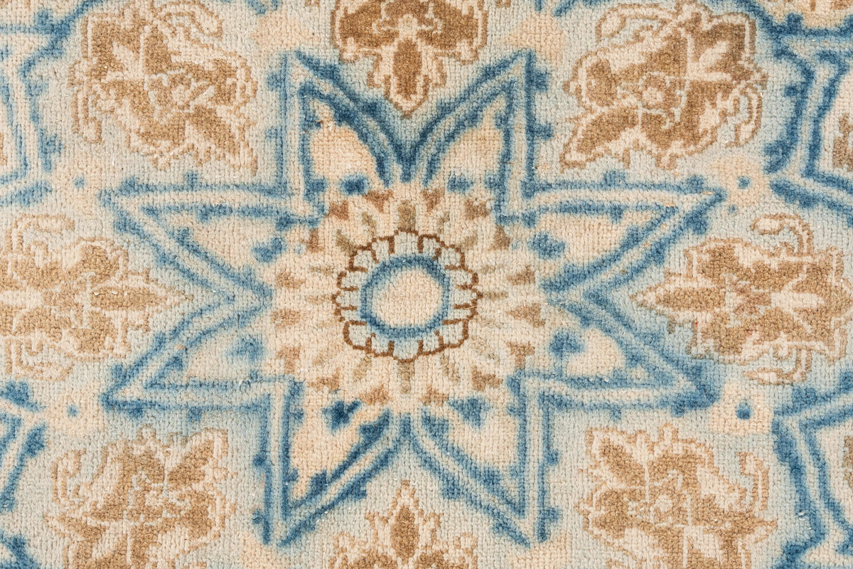 342 x 235 Vintage Royal