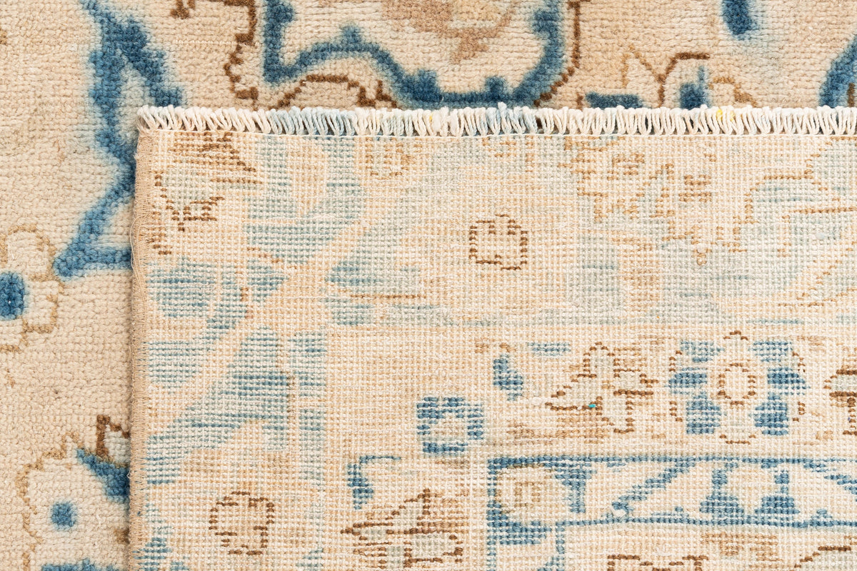 342 x 235 Vintage Royal