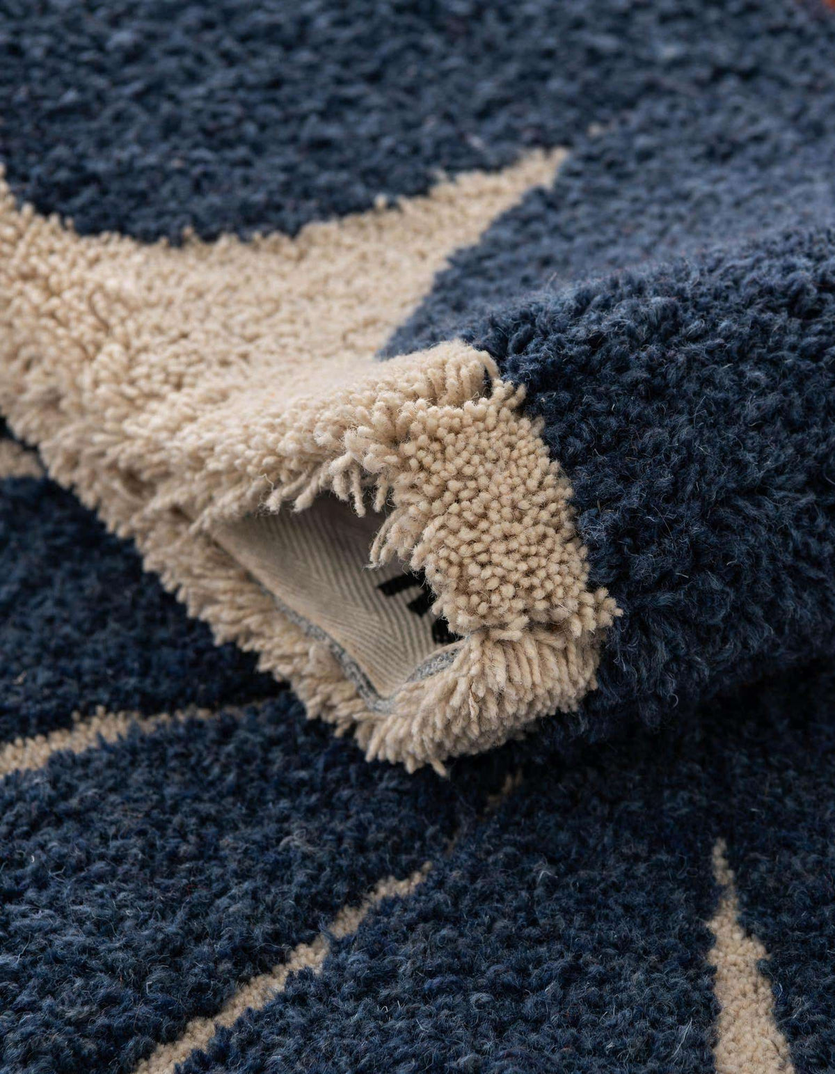 Rechteck Teppich AI Handgetuftet in Marineblau und Elfenbein von Hadorn™ - Lifestyle Image