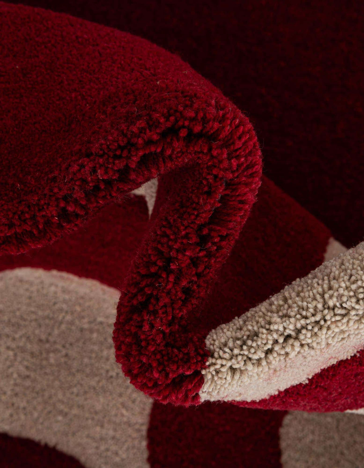 Quadratisch Teppich AI Handgetuftet in Rot von Hadorn™ - Lifestyle Image