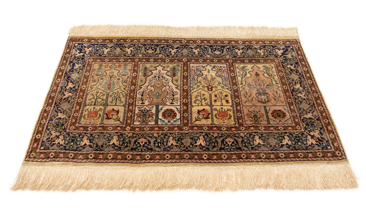 134 x 82 Hereke Seide