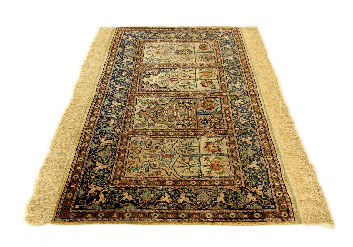 134 x 82 Hereke Seide