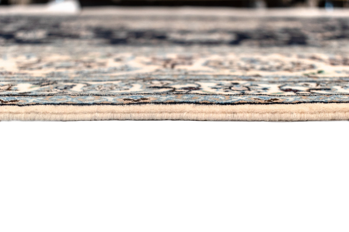 370 x 260 Nain 6 La mit Seide